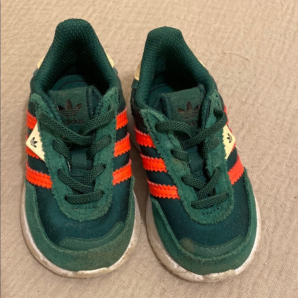 adidas Kids Dark Green & Bright Orange Suede Trainer. Size 5